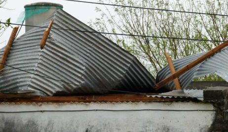 Breve pero fuerte tormenta con roturas de techos, postes de teléfono y árboles caídos