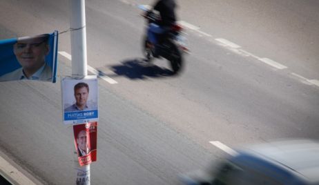 Prohibido la utilización de los postes de luz para publicidad