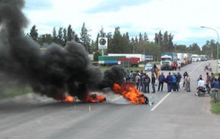  OBREROS DE INAZA CORTAN RUTA EN GUADALUPE NORTE, FRENTE AL DOMICILIO DE COLUSSI
