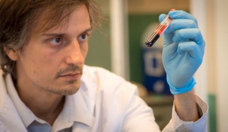 El argentino que también escribe la historia de la cura del sida