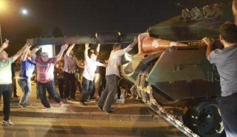 Fracasó el golpe de Estado que dejó 161 muertos y 2.893 militares detenidos en Turquía