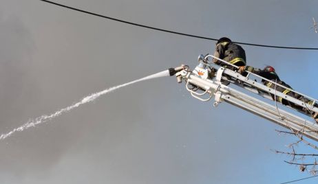 Voraz incendio consumió las instalaciones de un corralón en Calchaquí