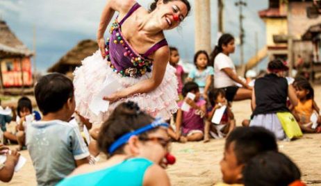 Una payasa argentina lleva alegría a los niños refugiados sirios