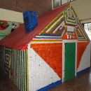 La casita de los cuentos recubierta con tapitas en Calchaquí