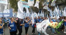 Multitudinario acto docente en plaza de Mayo