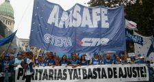 Multitudinario acto docente en plaza de Mayo