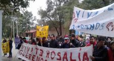 A un mes de su desaparición se movilizaron frente a la Fiscalía .