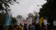 A un mes de su desaparición se movilizaron frente a la Fiscalía .