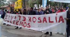 A un mes de su desaparición se movilizaron frente a la Fiscalía .