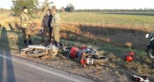 Quiso pasar un camión y chocó tres motos