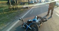 Quiso pasar un camión y chocó tres motos