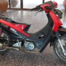 AUTO CHOCA MOTO DENTRO DE UNA PROPIEDAD