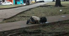 La verdad detrás de la foto de la nena que toma agua del piso en Misiones