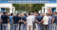 Treinta y cinco trabajadores despedidos en Fábrica Militar y Vassalli echará a 52 empleados a fin de año