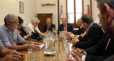 El gobierno provincial elevó a un 18 por ciento el aumento salarial a estatales.