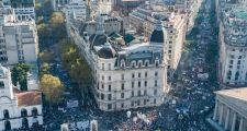Docentes de todo el país llenaron de guardapolvos blancos la Plaza de Mayo en la