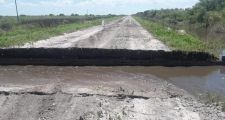 Finalmente cedió el puente que une Los Amores - La Sombrilla.