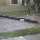 POSTE TELEFÓNICO Y PILARES DE LUZ DOMICILIARIOS CAYERON EN LA TORMENTA