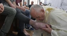 El papa Francisco lavó los pies a doce presos y los animó a 