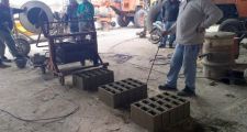 FORTÍN OLMOS: La comuna local adquirió recientemente una máquina para construir ladrillos de bloques de hormigón armado.