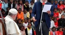 Emoción en el abrazo de Francisco a su «viejo alumno», el padre Opeka, en la Ciudad de la Amistad