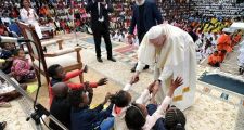 Emoción en el abrazo de Francisco a su «viejo alumno», el padre Opeka, en la Ciudad de la Amistad