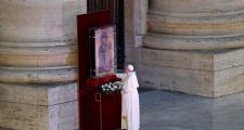 Francisco afirmó que nadie se salva solo