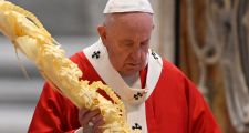 En una Basílica San Pedro semivacía, el Papa llama a estar cerca del 