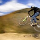 Un adolescente biker está grave luego de una pirueta