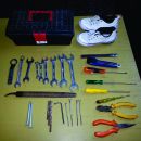 MENORES SUSTRAJERON CAJA DE HERRAMIENTAS Y ZAPATILLAS TOPPER