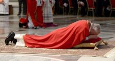 El Papa Francisco presidió celebración de la Pasión del Señor en Viernes Santo