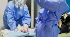 UN JOVEN VOLUNTARIO DE 18 AÑOS DEL HOSPITAL DE ESPERANZA ACOMPAÑÓ A UNA MUJER CON CORONAVIRUS QUE ACABABA DE DAR A LUZ.