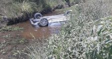 GARABATO: POLICIAS RESCATAN A UNA MUJER Y SU HIJA QUE SE ENCONTRABAN ATRAPADAS EN UN VEHÍCULO DENTRO DE UN ZANJÓN