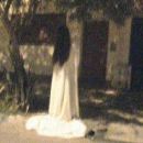 Fotografían a mujer de blanco en rito satánico