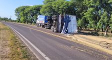 Volcó el acoplado de un camión sobre Ruta 11