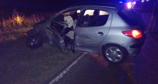 Un auto fue embestido por un camión.