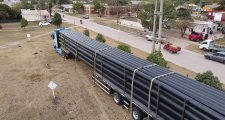 Llegaron los caños para la construcción del acueducto Tostado - Villa Minetti