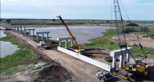 SE COMENZARON A COLOCAR LAS VIGAS DEL NUEVO PUENTE SOBRE EL ARROYO PARANÁ MINÍ EN VILLA OCAMPO