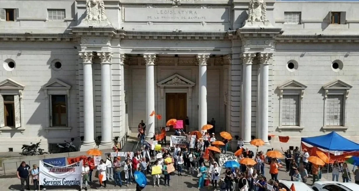 La Legislatura santafesina aprobó el pase a planta de 1.127 profesionales de la salud y ayudantes