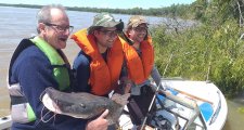 PESCA DEL SURUBI: CON UN EJEMPLAR DE 125 CM ANDRES FRANCO JUNTO A ALFREDO SINCHI, PADRE E HIJO, DE LA PEÑA «MIMI» DE RECONQUISTA SON LOS GANADORES