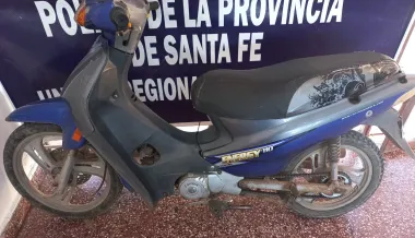 Hallaron una moto en estado de abandono sobre la Ruta 98 y buscan a su propietario