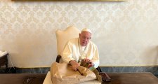El Papa Francisco recibió un poncho de regalo confeccionado en la Cooperativa