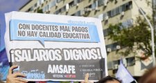 Pullaro descontó el día de paro a la docencia