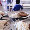 Comedores escolares necesitan $ 10 para alimentar a cada chico