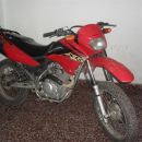 MOTO HALLADA ENTRE LA MALEZA DE CAMINO RURAL