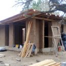 Una cooperativa construye casas con barro a través de los créditos Procrear