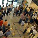 POR LEY, HASTA MEDIA HORA DE COLA EN EL BANCO