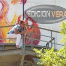 MUJER PROTESTO POR POSIBLES DESALOJOS SOBRE UN TANQUE DEL FERROCARRIL