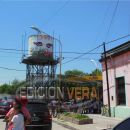 MUJER PROTESTO POR POSIBLES DESALOJOS SOBRE UN TANQUE DEL FERROCARRIL