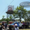 MUJER PROTESTO POR POSIBLES DESALOJOS SOBRE UN TANQUE DEL FERROCARRIL